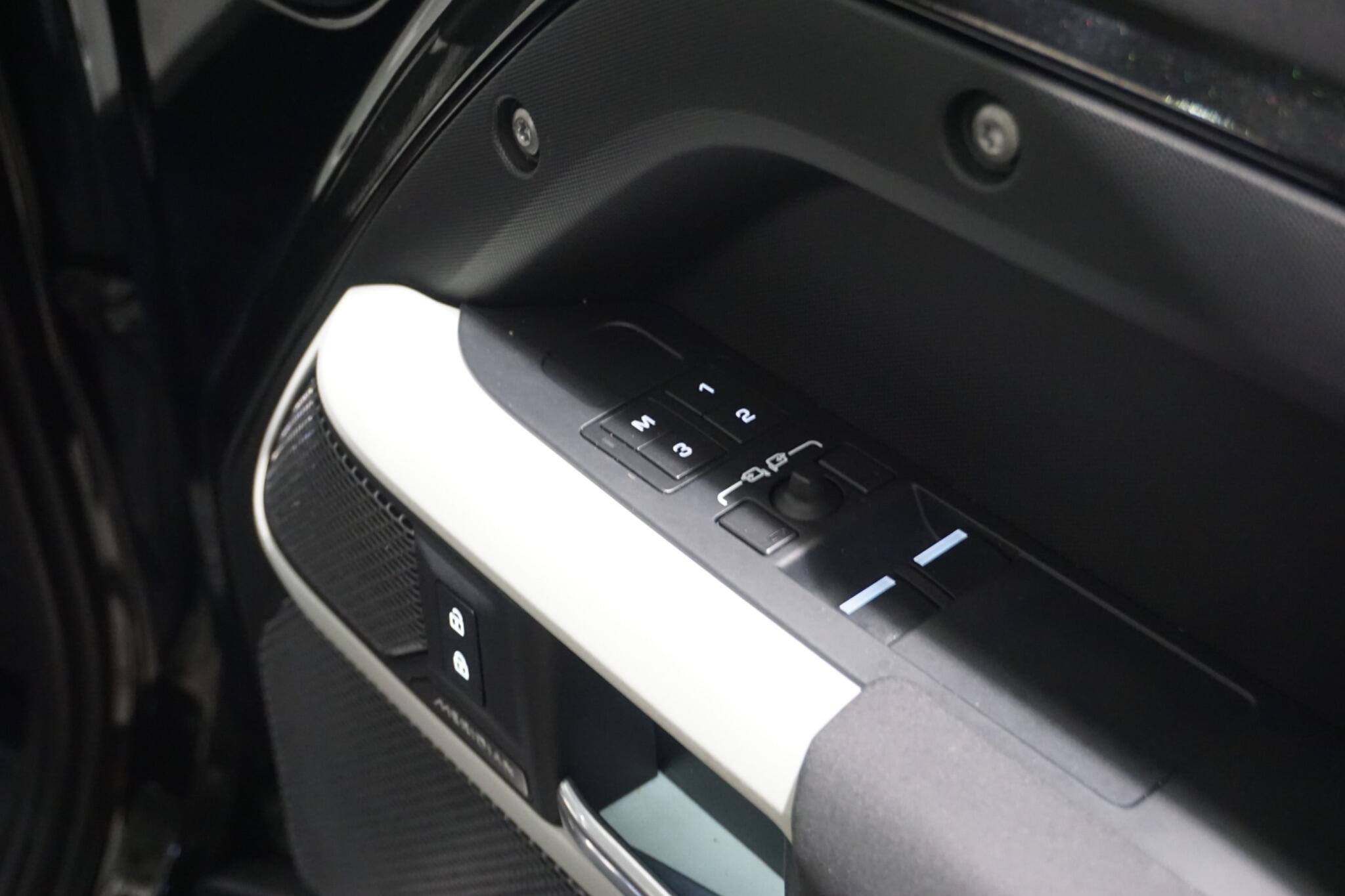 Land Rover Defender 110 3.0 D250 MHEV HSE Hard Top SUV 5dr Diesel Auto 4WD MWB Euro 6 (s/s) (250 ps)